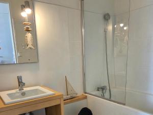 a bathroom with a sink and a shower at Studio plein sud le ciel le soleil et la mer in Palavas-les-Flots