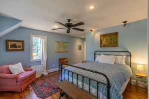 Un dormitorio con una cama y un ventilador de techo. en Robin Hoods Retreat, en Jefferson 71 fotos más