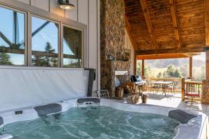 un jacuzzi en el medio de una casa en Robin Hoods Retreat, en Jefferson