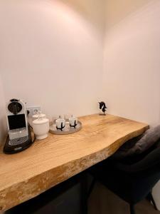 シナイアにあるGreg Roomsのコーヒーメーカーとコーヒーマシンが置かれた木製のカウンター