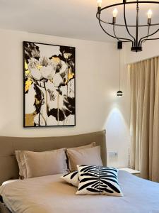 シナイアにあるGreg Roomsの壁に絵が飾られたベッドのある寝室
