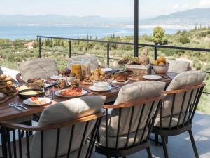 a table with food on it with a view of the ocean at Terra Maina Villa in Avía