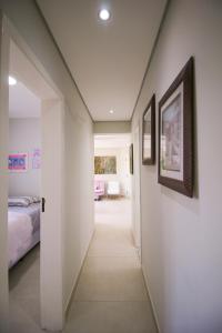 a hallway leading to a bedroom with a bed at Apartamento Confortável e Acolhedor in Diamantina