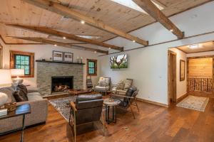 Χώρος καθιστικού στο Moosey Creek Lodge