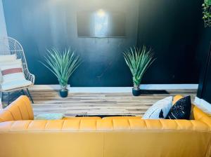 Khu vực ghế ngồi tại Short North Convention King Bed Free Parking!