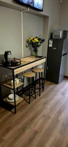 eine Küche mit einer Theke mit Hockern und einem Kühlschrank in der Unterkunft 15 Elizabeth Eybers str in Bloemfontein + 21 Fotos