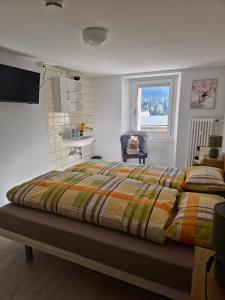 Un dormitorio con una cama grande y una ventana. en ristorante con stanze Airolo, en Airolo