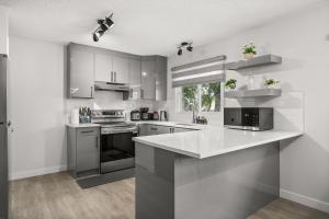 Kuchyň nebo kuchyňský kout v ubytování Spacious 5BR Home, 2 Kitchen, 2 Living rooms - 14 Min to Airport, 8 Min to Downtown &Zoo