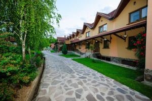 a cobblestone street in front of a building at Casa Bucatarului in Bălnaca