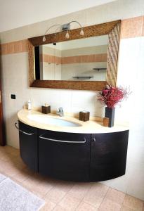 un baño con lavabo y espejo en Balconi sul Verde, en Pescantina 12 fotos más