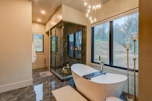 班纳埃尔克Maynard V at Elk Creek的带浴缸和淋浴的大浴室 更多49张照片