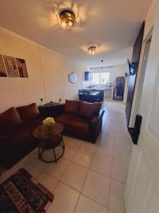 un salon avec un canapé et une table dans l'établissement Casa La Choca, à Tierra Colorada