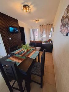 une salle à manger avec une table et un canapé dans l'établissement Casa La Choca, à Tierra Colorada
