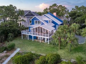 una vista aérea de una casa azul en Serenity at the Sea, en Tybee Island