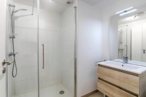 a bathroom with a shower and a sink at Cosy T4 proche hyper centre in Vannes +7 photos