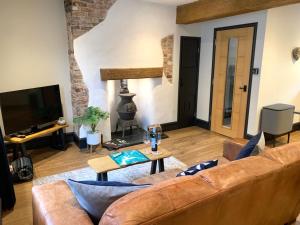 Televisyen dan/atau pusat hiburan di One Over Eight - Luxury One Bed Apartment