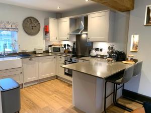 Dapur atau dapur kecil di One Over Eight - Luxury One Bed Apartment