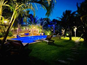 ein Hinterhof mit Swimmingpool bei Nacht in der Unterkunft Chill Mango in Paracuru