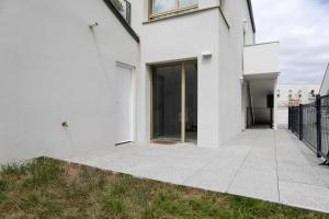 a white building with a door on the side at Cosy T4 proche hyper centre in Vannes