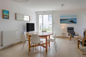 a dining room with a table and chairs at Cosy T4 proche hyper centre in Vannes