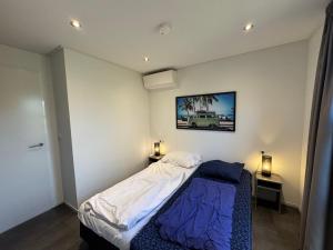 a bedroom with a bed and a picture on the wall at Enkhuizer Strand Chalet Leuke Plek Haus Nr 216 in Enkhuizen