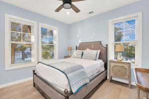 Un dormitorio con una cama y dos ventanas. en Coastal Livin', en Tybee Island 37 fotos más