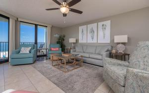 een woonkamer met een bank en een tafel bij Phoenix VI 6708 condo in Orange Beach