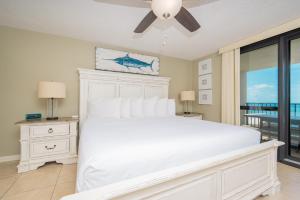 een slaapkamer met een wit bed en een raam bij Phoenix VI 6708 condo in Orange Beach +41 foto's