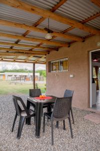 un patio avec une table et des chaises sur un patio dans l'établissement Aires de Paz, à Las Calles