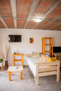 une chambre avec un lit, une table et une télévision dans l'établissement Aires de Paz, à Las Calles 37 autres photos