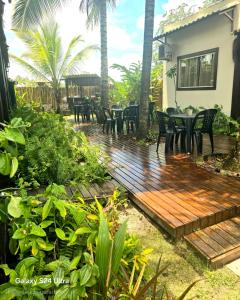 - une terrasse en bois avec des chaises et des tables dans la cour dans l'établissement Lá vie taipu, à Marau