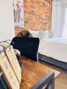 En eller flere senge i et værelse på 26 at Maboneng