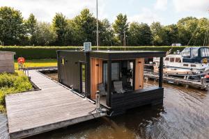 GarnwerdTiny Boat House #3的水面上的小房子