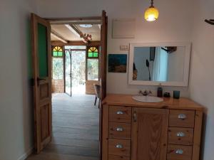 a bathroom with a sink and a mirror at צימר השקדיה in ‘En Hod