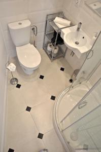 bagno bianco con servizi igienici e lavandino di Apartament Grey a Zielona Góra