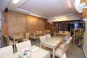 an empty restaurant with tables and chairs and tablesktop at Super Collection O Hamilton Hotel in New Delhi +20 photos