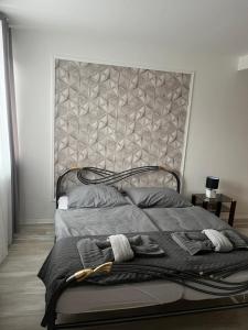 1 dormitorio con 1 cama con cabecero grande en Hotel Lindenhof,  2 fotos más