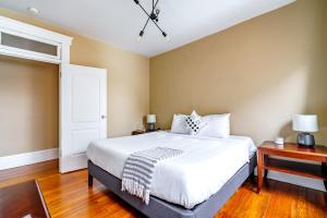 Giường trong phòng chung tại Prime Location Top Rated Free Parking Clean