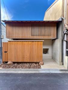 ein Haus mit Holzfassade und eine Straße in der Unterkunft 逢譚-atan- in Kyoto + 16 Fotos