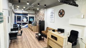 TV a/nebo společenská místnost v ubytování Aura Hostel