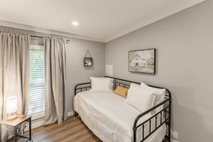 un dormitorio con una cama y una ventana en Cozy Villa Stay Gorgeous Views Unit C, en Madison