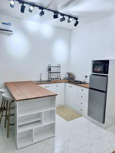 Η κουζίνα ή μικρή κουζίνα στο Flora3