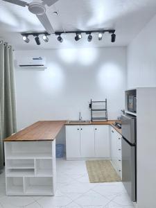 Η κουζίνα ή μικρή κουζίνα στο Flora3