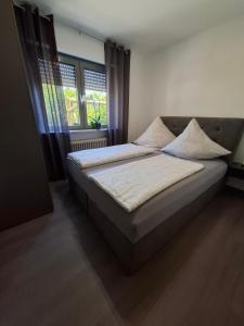 KlüsserathにあるFerienwohnung Roosの窓付きのベッドルームの大型ベッド1台