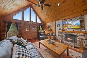 Una sala de estar con un sofá y una chimenea. en Little Heaven, en Banner Elk