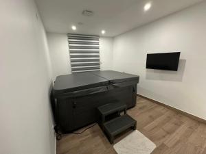 an empty room with a desk and a television at Appartement Douceur in Horbourg