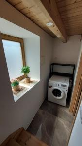 a washing machine in a small room with a window at Villa Barbosa in Quintiães