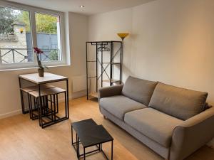 フォンテーヌブローにあるModern and comfortable apartmentのソファとテーブルのあるリビングルーム