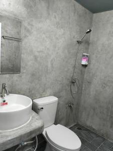 Koupelna v ubytování Aura Hostel + 30 fotografií