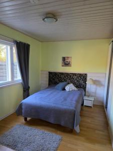 En eller flere senge i et værelse på Villa kuukkeli paritalossa